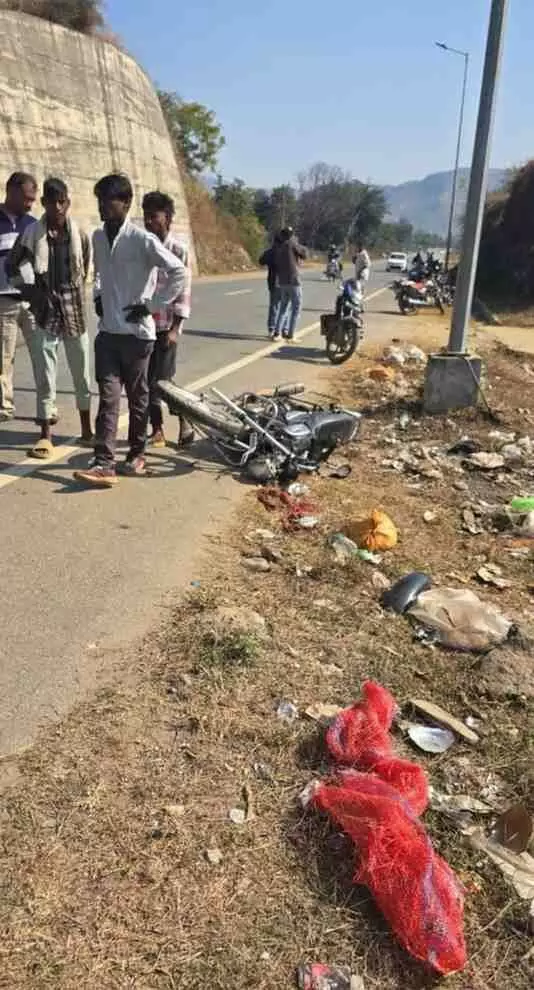 झाड़ोल-उदयपुर मार्ग पर भीषण सड़क हादसा: रामिया पुलिया पर टकराई दो बाइकें, भीलवाड़ा के युवक की हालत नाजुक, एमबी अस्पताल रेफर