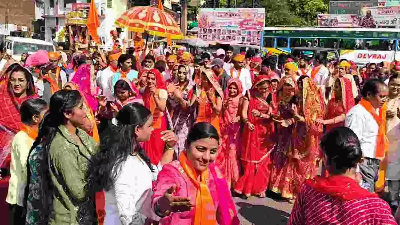 प्रतापगढ़ में उमड़ा श्रद्धा का सैलाब: यादे माता की भव्य शोभायात्रा में गूंजे जयकारे, पुष्प वर्षा से महक उठा शहर