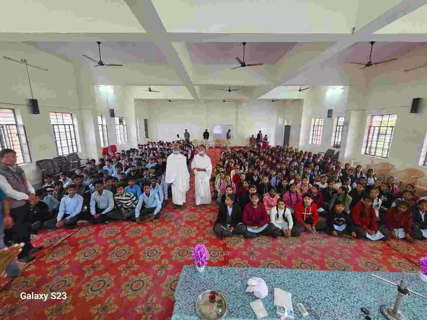 केलवा के फूली देवी स्कूल में मुनिश्री का मंगल उद्घोष: शिक्षा सुधार है तो संस्कार गलती न करने का संकल्प केलवा के फूली देवी स्कूल में मुनिश्री का मंगल उद्घोष: शिक्षा सुधार है तो संस्कार गलती न करने का संकल्प
