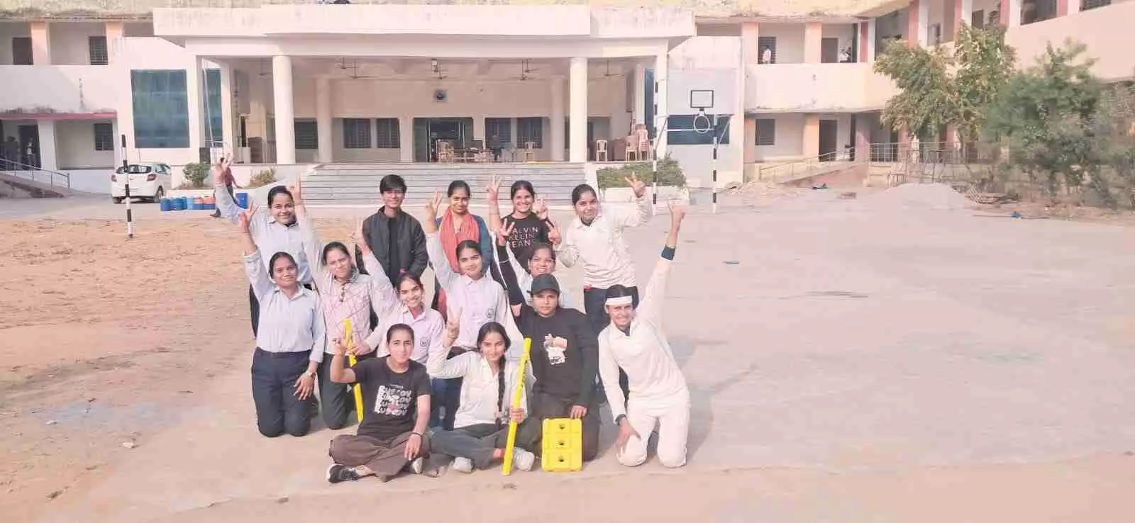 गंगापुर सिटी में खेल का रोमांच: अग्रवाल कन्या महाविद्यालय में छात्राओं ने दिखाया दमखम, बी.ए. फाइनल ने क्रिकेट में गाड़ा जीत का झंडा