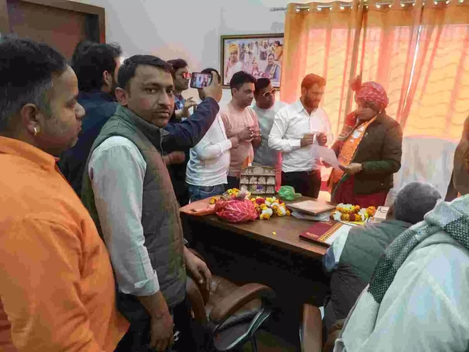 भरतपुर में फूटा संविदा नर्सेज का दर्द: कोरोना के नायकों ने भाजपा जिलाध्यक्ष को घेरा, मुख्यमंत्री के नाम सौंपा ज्ञापन