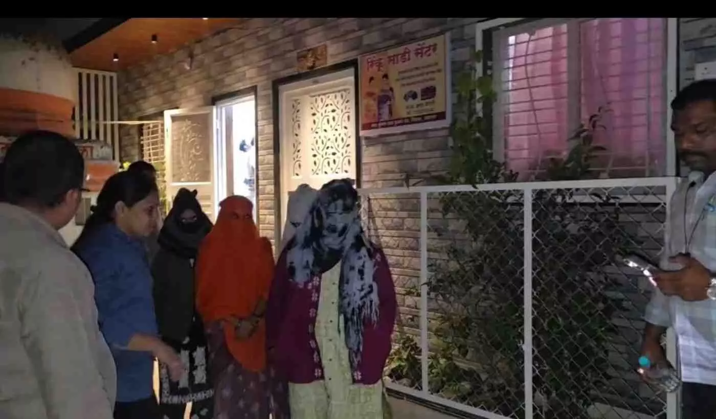 जळगाव के पिंप्राळा में देह व्यापार के काले साम्राज्य का भंडाफोड़, पुलिस की छापेमारी में 4 महिलाएं आजाद जळगाव के पिंप्राळा में देह व्यापार के काले साम्राज्य का भंडाफोड़, पुलिस की छापेमारी में 4 महिलाएं आजाद