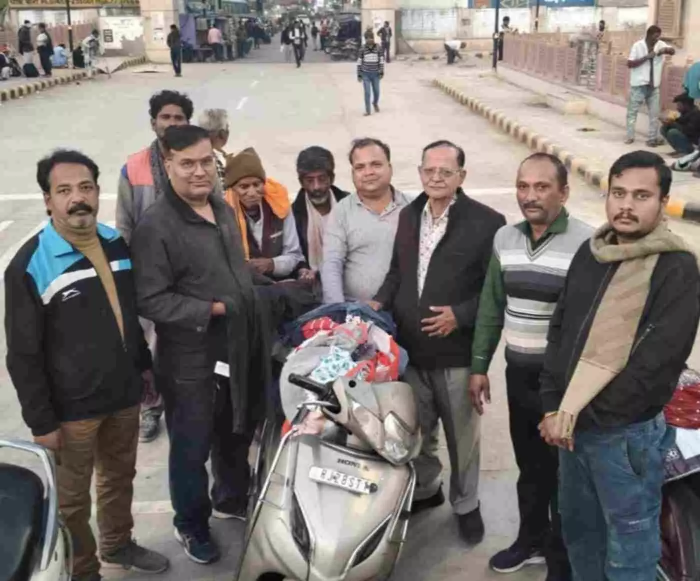 कड़कड़ाती ठंड में मसीहा बनी बारां फूड एसोसिएशन: रेलवे स्टेशन पर ठिठुरते बेसहारा लोगों को मिला गर्म कपड़ों का सुरक्षा कवच कड़कड़ाती ठंड में मसीहा बनी बारां फूड एसोसिएशन: रेलवे स्टेशन पर ठिठुरते बेसहारा लोगों को मिला गर्म कपड़ों का सुरक्षा कवच