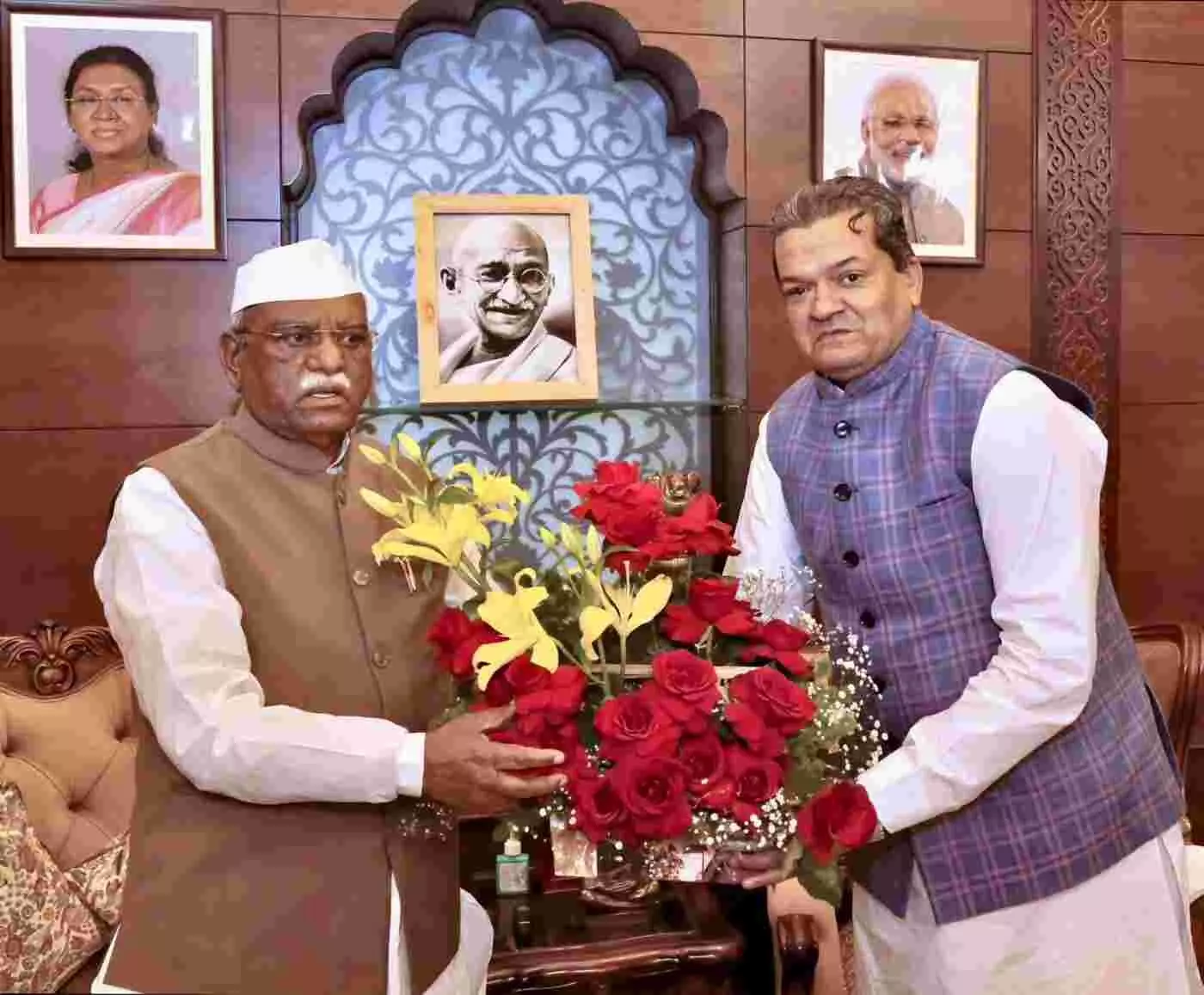 जयपुर: राज्यपाल हरिभाऊ बागडे से मिले खाद्य मंत्री सुमित गोदारा, लोकभवन में हुई अहम शिष्टाचार मुलाकात जयपुर: राज्यपाल हरिभाऊ बागडे से मिले खाद्य मंत्री सुमित गोदारा, लोकभवन में हुई अहम शिष्टाचार मुलाकात
