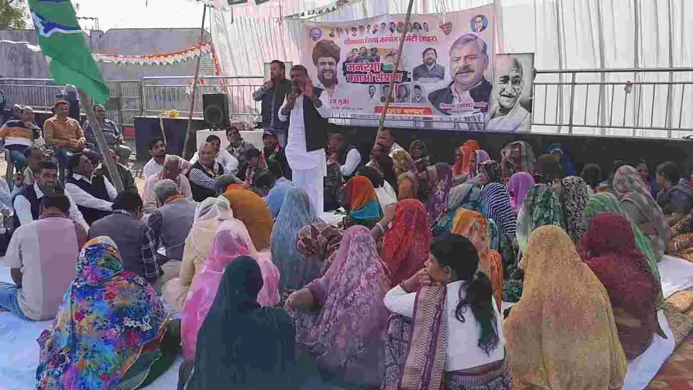 भीलवाड़ा में मनरेगा बचाने की हुंकार: केंद्र की नीतियों के खिलाफ कांग्रेस का रण, अहिंसा सर्कल पर हुआ जोरदार प्रदर्शन