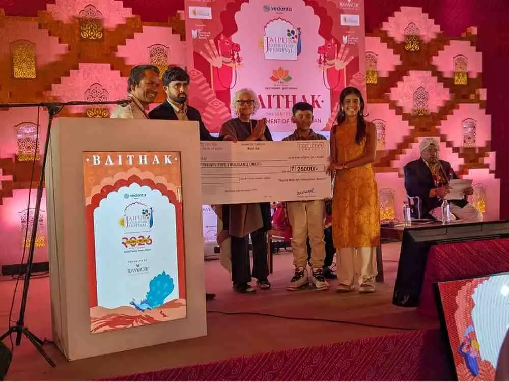जयपुर लिटरेचर फेस्टिवल में भावुक क्षण: स्वर्गीय सविता माली की स्मृति में विजय राही को मिला पहला समाई ग्रांट पुरस्कार जयपुर लिटरेचर फेस्टिवल में भावुक क्षण: स्वर्गीय सविता माली की स्मृति में विजय राही को मिला पहला समाई ग्रांट पुरस्कार