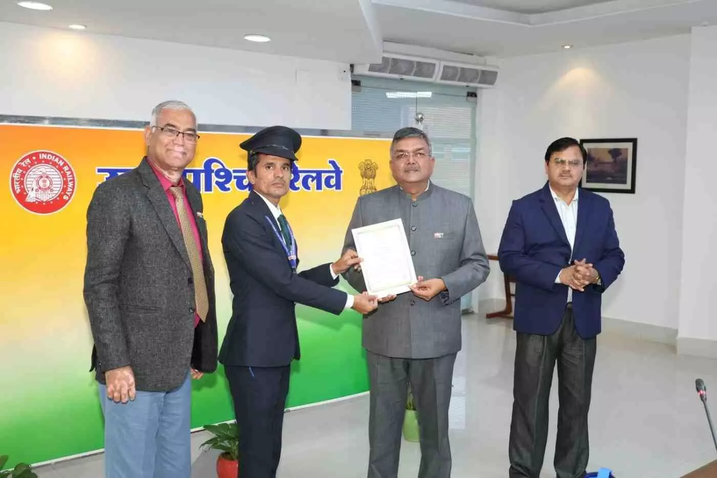जयपुर: उत्तर पश्चिम रेलवे में संरक्षा की बड़ी हुंकार; महाप्रबंधक ने जांबाज रेलकर्मियों को किया सम्मानित जयपुर: उत्तर पश्चिम रेलवे में संरक्षा की बड़ी हुंकार; महाप्रबंधक ने जांबाज रेलकर्मियों को किया सम्मानित