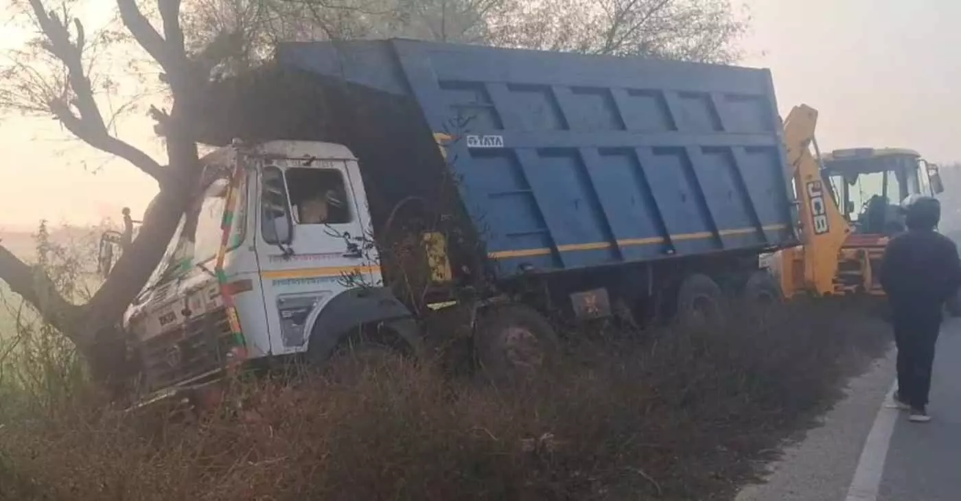 भुसावर: कोहरे का कहर, अलीपुर मार्ग पर भीषण भिड़ंत के बाद बाल-बाल बचे लोग भुसावर: कोहरे का कहर, अलीपुर मार्ग पर भीषण भिड़ंत के बाद बाल-बाल बचे लोग