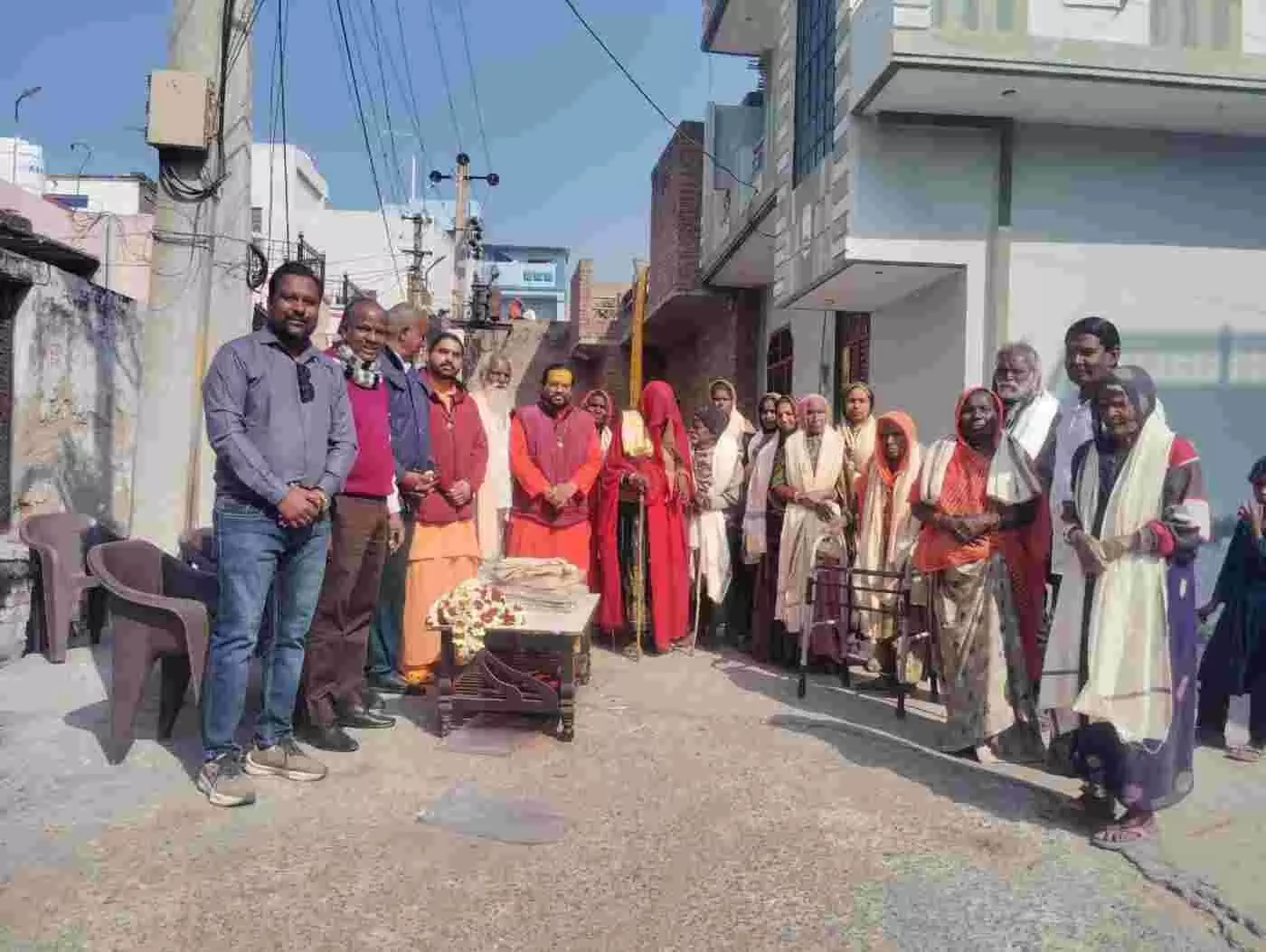 भीलवाड़ा में मानवता की मिसाल: हरि शेवा धाम के संतों ने कड़ाके की ठंड में निर्धनों को ओढ़ाई सेवा की शॉल