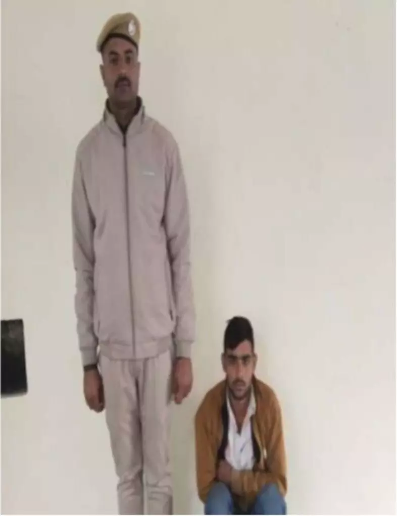 सवाई माधोपुर: सत्रह गुना मुनाफे का लालच देकर ठगी करने वाला ईनामी बदमाश गिरफ्तार, मानटाउन पुलिस की बड़ी स्ट्राइक