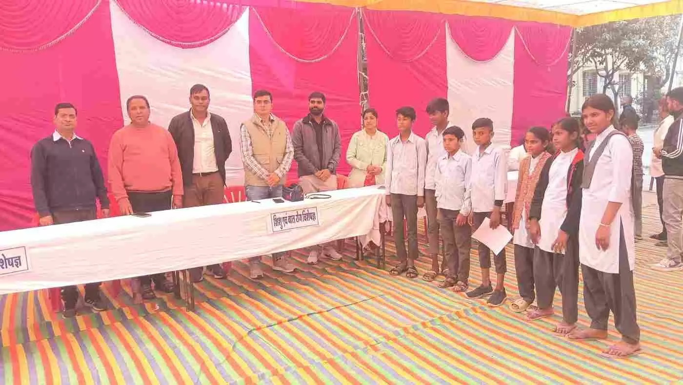 निम्बाहेडा: बिनोता स्वास्थ्य केंद्र पर उमड़ा बच्चों का हुजूम, रोशनी के अभाव में भी दिखा सेवा का जज्बा
