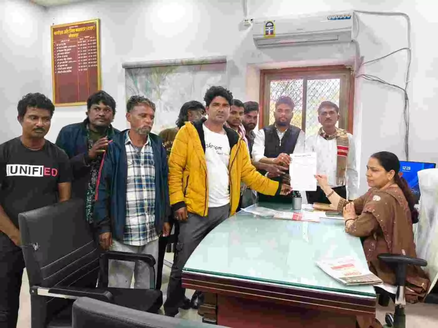 भीलवाड़ा के इंदिरा मार्केट में 48 साल पुराने व्यापार पर संकट: आजीविका बचाने की गुहार लेकर मुख्यमंत्री की शरण में पहुँचा वाघरी समाज
