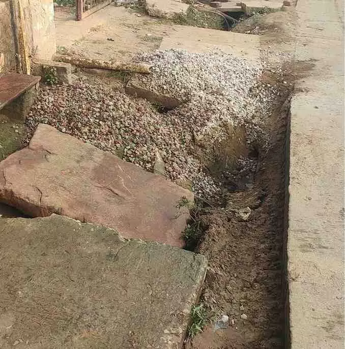 भुसावर में गिट्टी से भरी ट्रैक्टर-ट्रॉली नाले में पलटी, जलमग्न हुई कॉलोनी, मची अफरा-तफरी भुसावर में गिट्टी से भरी ट्रैक्टर-ट्रॉली नाले में पलटी, जलमग्न हुई कॉलोनी, मची अफरा-तफरी