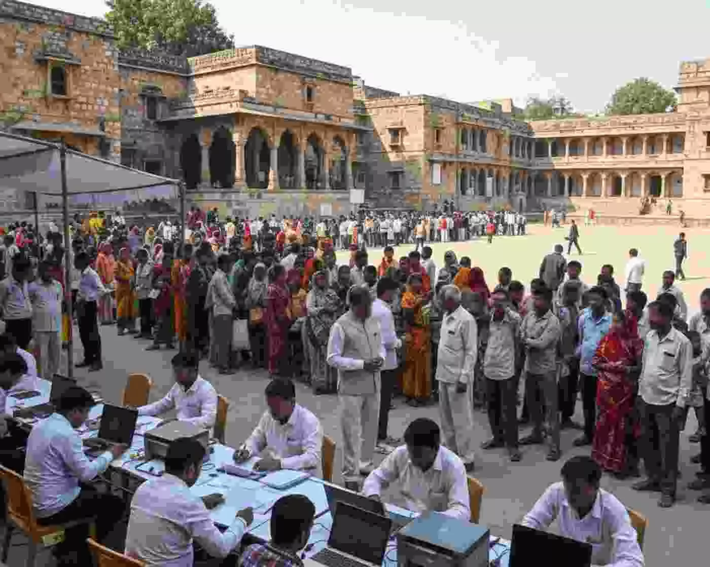 Ai generated image-सवाई माधोपुर: हाशिए पर खड़े घुमन्तु परिवारों की बदली तकदीर, सरकारी योजनाओं के द्वार पर उमड़ा जनसैलाब