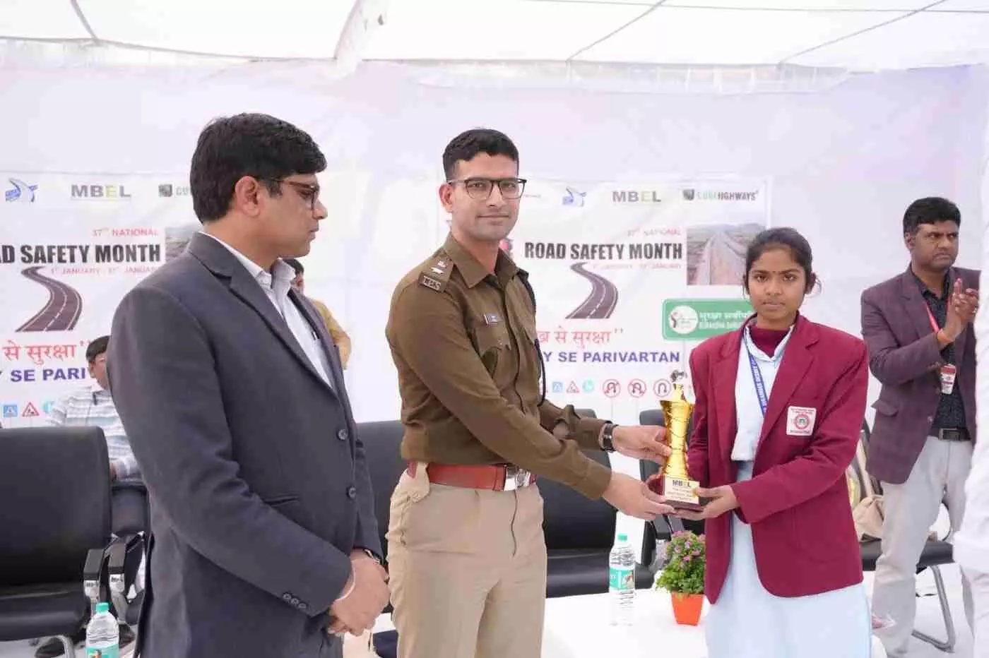 भरतपुर में सड़क सुरक्षा की गूंज: नर्सिंग छात्रा स्मृति चतुर्वेदी ने जीता दिल और खिताब, आईपीएस पंकज यादव ने थपथपाई पीठ भरतपुर में सड़क सुरक्षा की गूंज: नर्सिंग छात्रा स्मृति चतुर्वेदी ने जीता दिल और खिताब, आईपीएस पंकज यादव ने थपथपाई पीठ