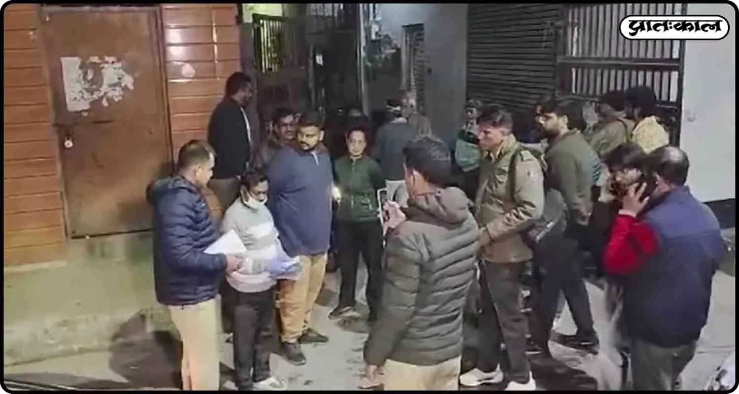 दिल्ली: मंगोलपुरी में बिच सड़क पर 25 साल के आकाश की हत्या, कैमरे में कैद हुआ मर्डर का खौफनाक मंजर दिल्ली: मंगोलपुरी में बिच सड़क पर 25 साल के आकाश की हत्या, कैमरे में कैद हुआ मर्डर का खौफनाक मंजर