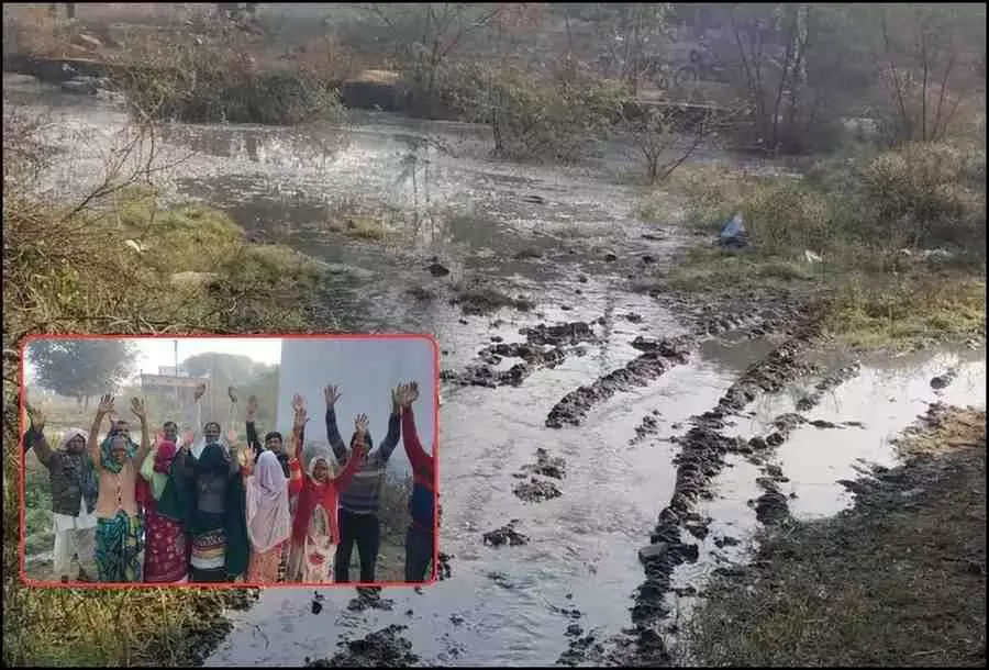 हिण्डौन सिटी में नारकीय हालात: उफनते सीवरेज के खिलाफ फूटा जनता का आक्रोश, प्रशासन की बेरुखी पर भारी पड़ा वार्डवासियों का हल्लाबोल हिण्डौन सिटी में नारकीय हालात: उफनते सीवरेज के खिलाफ फूटा जनता का आक्रोश, प्रशासन की बेरुखी पर भारी पड़ा वार्डवासियों का हल्लाबोल