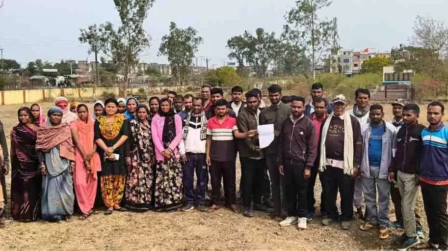 प्रतापगढ़: छात्रावासों के संविदा कर्मियों का छलका दर्द, महीनों से वेतन न मिलने पर कलक्टर की चौखट पर दी दस्तक