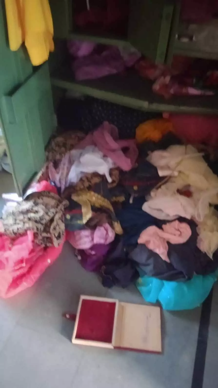 सेंदड़ा: मियापुरा गांव में दिनदहाड़े दुस्साहसिक चोरी, सूने मकान से लाखों के जेवरात पार, ग्रामीणों में भारी आक्रोश सेंदड़ा: मियापुरा गांव में दिनदहाड़े दुस्साहसिक चोरी, सूने मकान से लाखों के जेवरात पार, ग्रामीणों में भारी आक्रोश