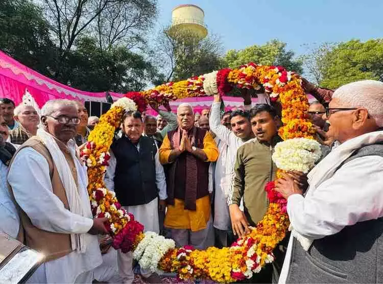 डीग: विकास के संकल्प के साथ गूँजी भजन जिकड़ी की तान, गृह राज्य मंत्री ने चांदी के मुकुट के साथ स्वीकारी क्षेत्र की जिम्मेदारी