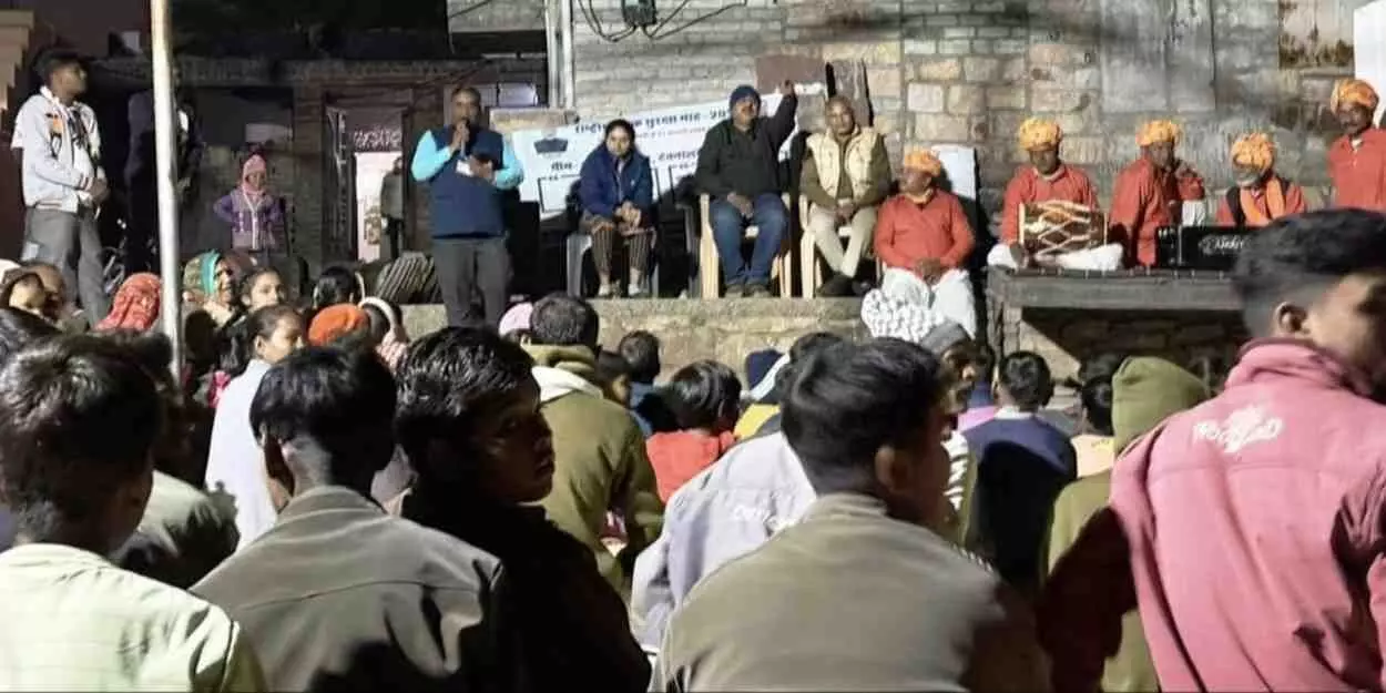 बारां के छिनोद में गूंजा सड़क सुरक्षा का शंखनाद: नुक्कड़ नाटक के जरिए ग्रामीणों को सिखाया जीवन का पाठ