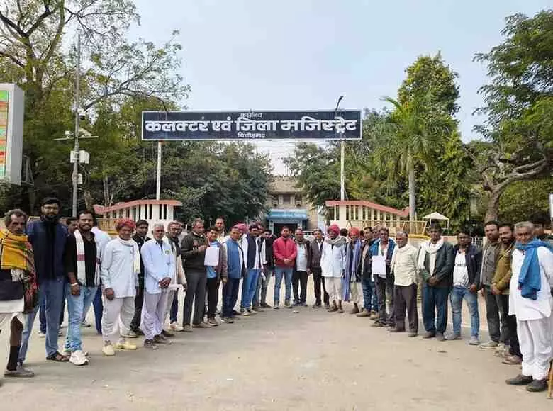 चित्तौड़गढ़: परिसीमन की आग में सुलगते गांव, ग्रामीणों ने कलेक्ट्रेट पर हुंकार भर दी लोकतंत्र की हत्या की चेतावनी