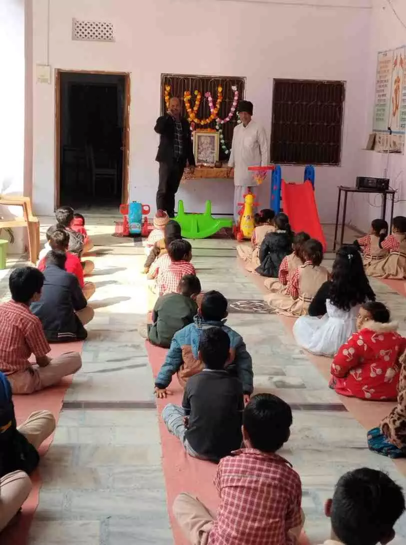 कानोड़: आदर्श विद्या मंदिर में गूंजे वैदिक मंत्र, पीले परिधानों में सजे विद्यार्थियों ने मनाया उल्लासमय बसंतोत्सव
