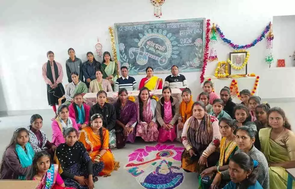 झाड़ोल: जे.आर. शर्मा कॉलेज में बसंत की बहार और आजाद हिंद के नारों की गूंज, छात्राओं ने बिखेरे संस्कृति के रंग