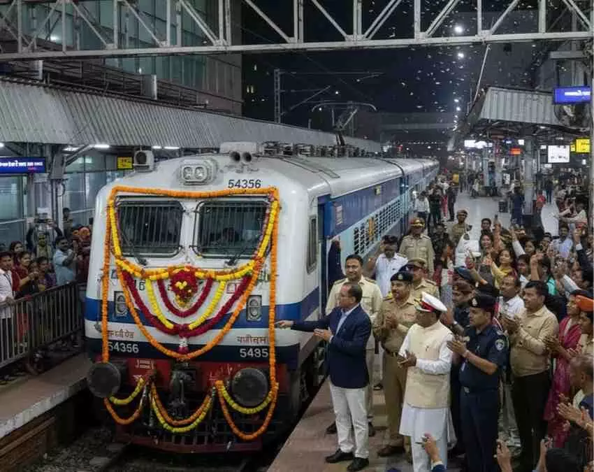 Ai generated image.बरेली-बांदीकुई रेल मार्ग पर यात्रियों की बड़ी जीत: अब हर दिन पटरियों पर दौड़ेगी सवारी गाड़ी, सफर होगा सुगम
