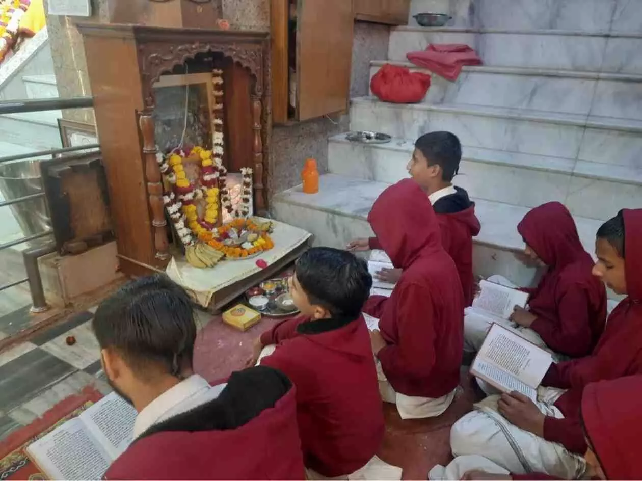 जयपुर के खोले के हनुमान मंदिर में गूंजे सरस्वती वंदना के स्वर: वेद विद्यालय में बसंत पंचमी की भव्य धूम