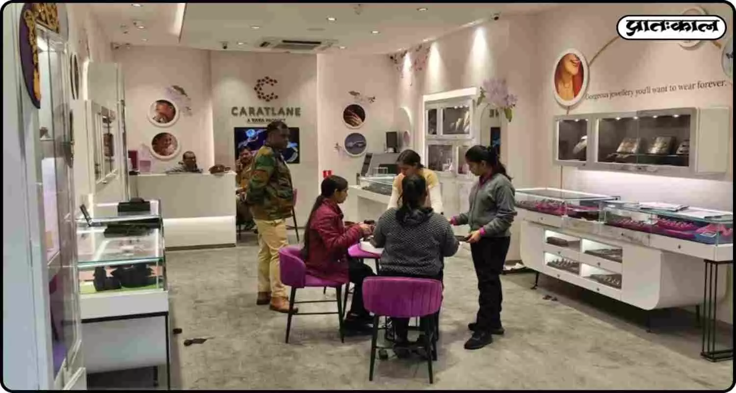 सहारनपुर: CaratLane शोरूम से ₹2 करोड़ के हीरे और कैश गायब, पुलिस की टीमें जांच में जुटीं सहारनपुर: CaratLane शोरूम से ₹2 करोड़ के हीरे और कैश गायब, पुलिस की टीमें जांच में जुटीं