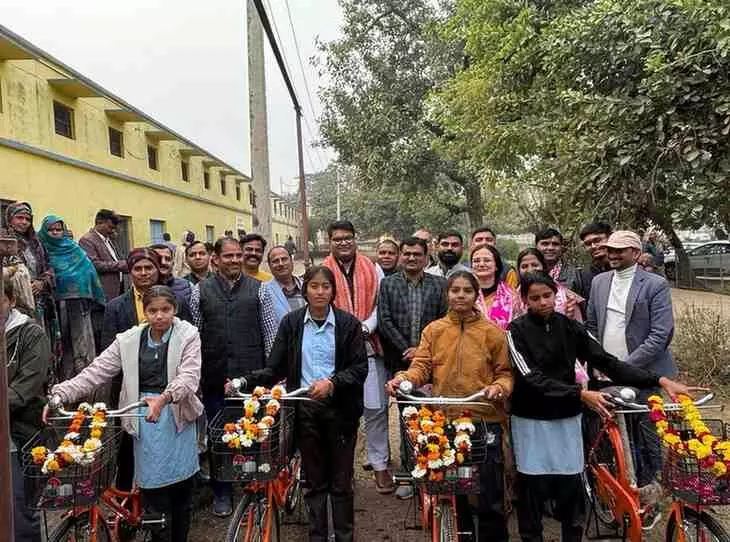 डीग की बेटियों को मिली उड़ान: विधायक डॉ. शैलेश सिंह ने बांटी साइकिलें, कहा- नारी शक्ति के लिए यह स्वर्णिम युग
