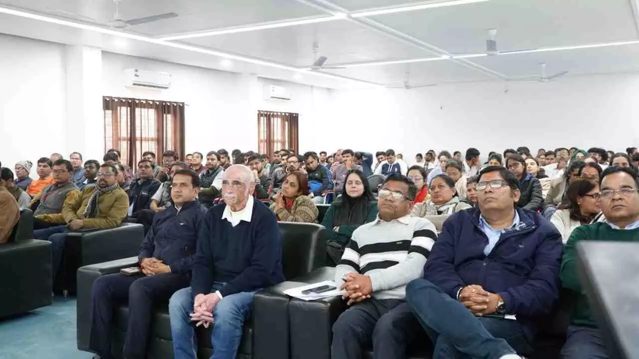 सिरोही: माधव विश्वविद्यालय में बसंत के रंगों के साथ गूंजा ज्ञान का उद्घोष, माँ सरस्वती की आराधना से छात्रों में जागी नवचेतना सिरोही: माधव विश्वविद्यालय में बसंत के रंगों के साथ गूंजा ज्ञान का उद्घोष, माँ सरस्वती की आराधना से छात्रों में जागी नवचेतना