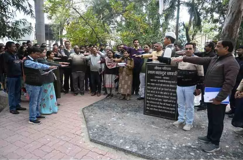 चित्तौड़गढ़ में राष्ट्रभक्ति का सैलाब: वंदे मातरम् की 150वीं वर्षगांठ पर गूंजा सुजलां सुफलां, सरकारी दफ्तरों में दिखा अपूर्व उत्साह चित्तौड़गढ़ में राष्ट्रभक्ति का सैलाब: वंदे मातरम् की 150वीं वर्षगांठ पर गूंजा सुजलां सुफलां, सरकारी दफ्तरों में दिखा अपूर्व उत्साह