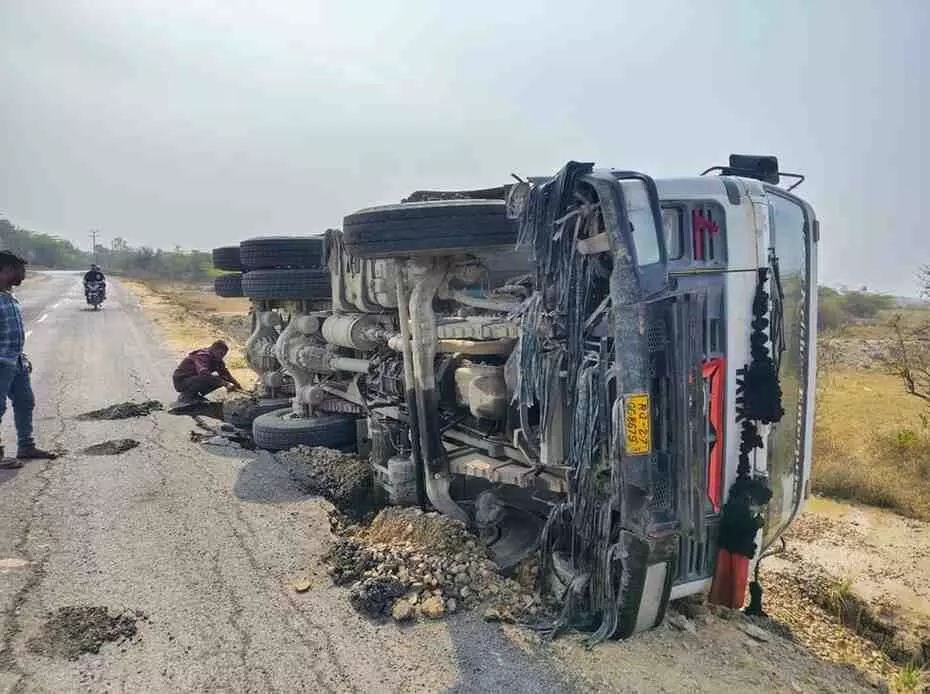 मेनार-रूण्डेड़ा मार्ग पर मौत का बिछौना बनी नई सड़क: धंसती जमीन और पलटते वाहन, भ्रष्टाचार की भेंट चढ़ी करोड़ों की लागत मेनार-रूण्डेड़ा मार्ग पर मौत का बिछौना बनी नई सड़क: धंसती जमीन और पलटते वाहन, भ्रष्टाचार की भेंट चढ़ी करोड़ों की लागत