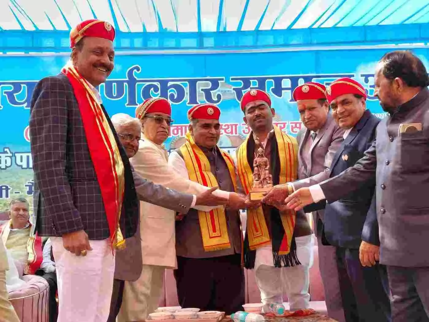 उदयपुर में स्वर्णकार समाज का ऐतिहासिक समागम: 19 जोड़ों ने थामा एक-दूसरे का हाथ, मुख्यमंत्री ने भेजा शुभकामना संदेश उदयपुर में स्वर्णकार समाज का ऐतिहासिक समागम: 19 जोड़ों ने थामा एक-दूसरे का हाथ, मुख्यमंत्री ने भेजा शुभकामना संदेश