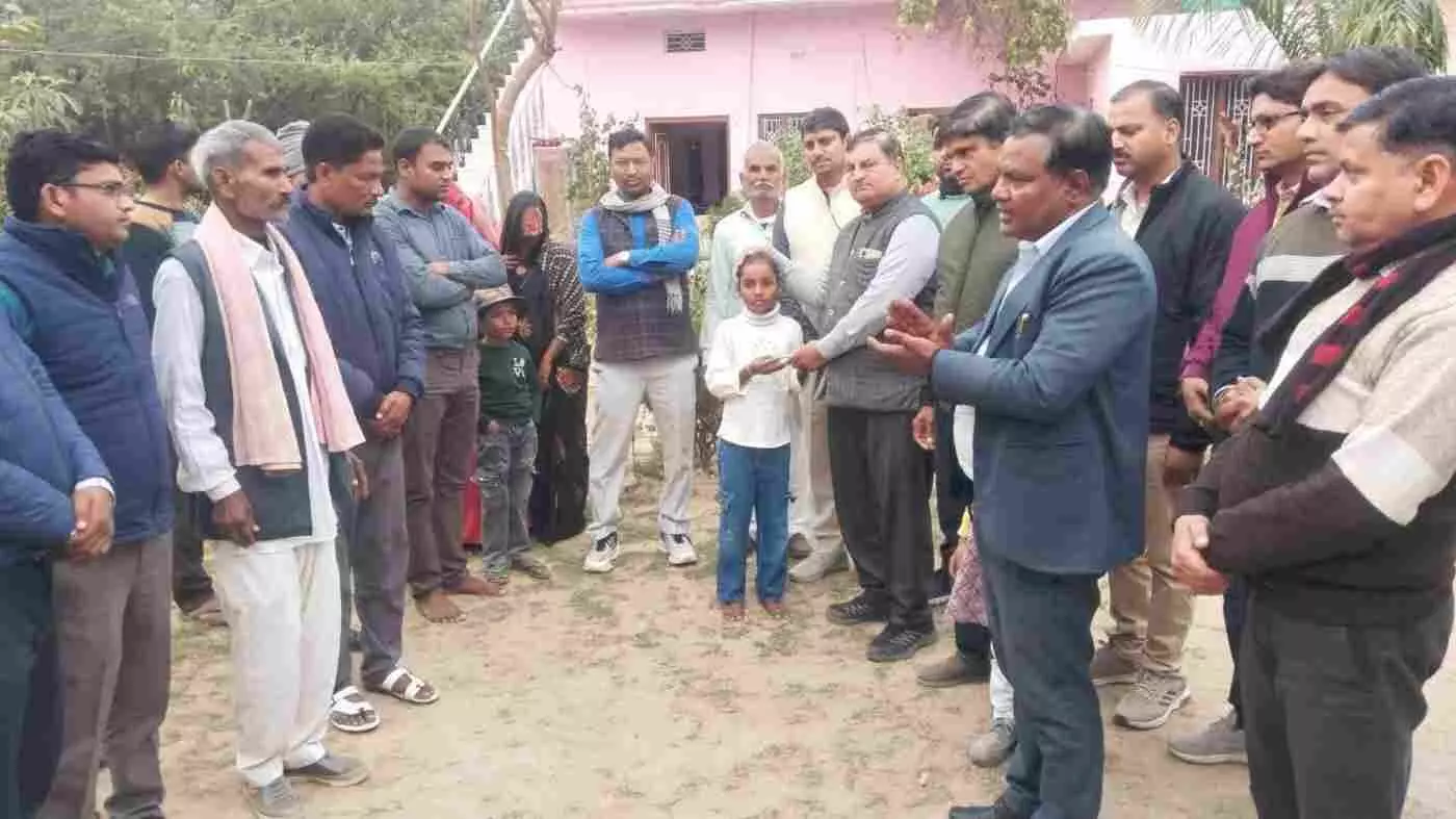 हिंडौन सिटी: मानवता की मिसाल, दिवंगत सुपरवाइजर की बेटी के भविष्य के लिए जुटे 1.32 लाख, साथियों ने पेश की संवेदना की अनूठी तस्वीर हिंडौन सिटी: मानवता की मिसाल, दिवंगत सुपरवाइजर की बेटी के भविष्य के लिए जुटे 1.32 लाख, साथियों ने पेश की संवेदना की अनूठी तस्वीर