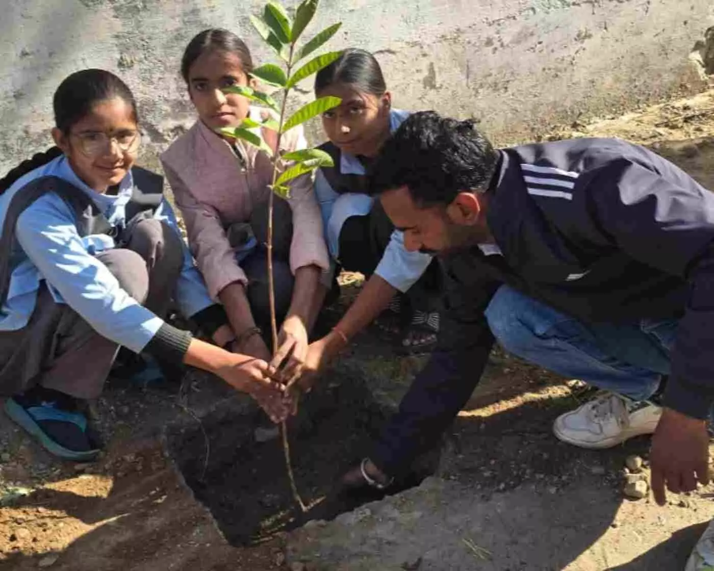 गोगला में बेटियों का शक्ति पर्व: वृक्षारोपण से पर्यावरण और सम्मान से सशक्तिकरण का दिया संदेश