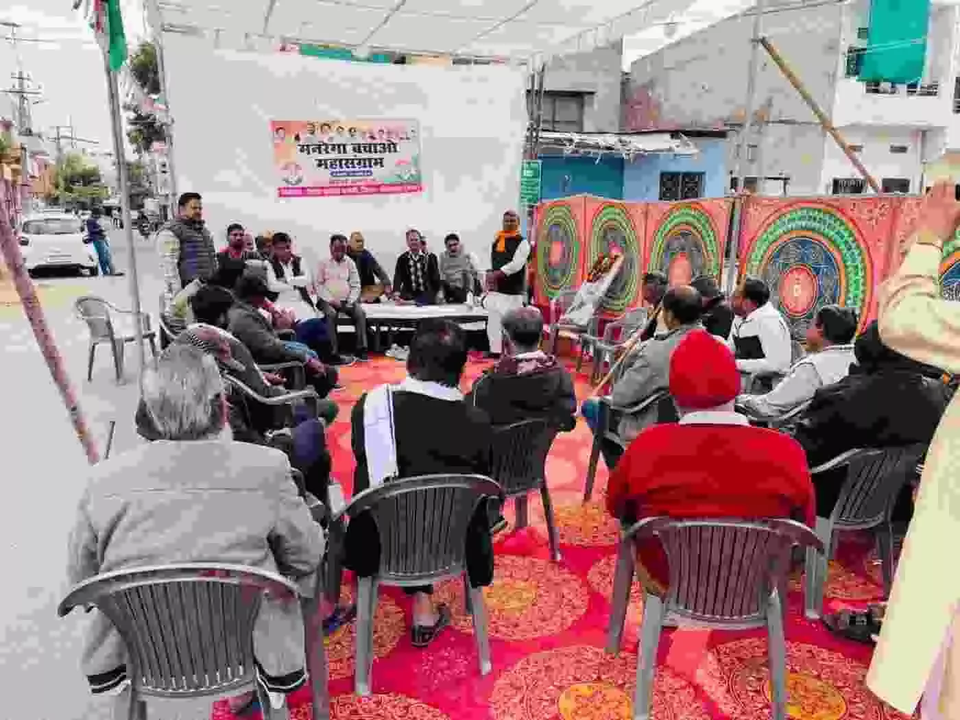 भीलवाड़ा में मनरेगा पर मचे घमासान के बीच कांग्रेस का हल्लाबोल: केंद्र की नीतियों के खिलाफ महेश मंडल का विशाल धरना-अनशन