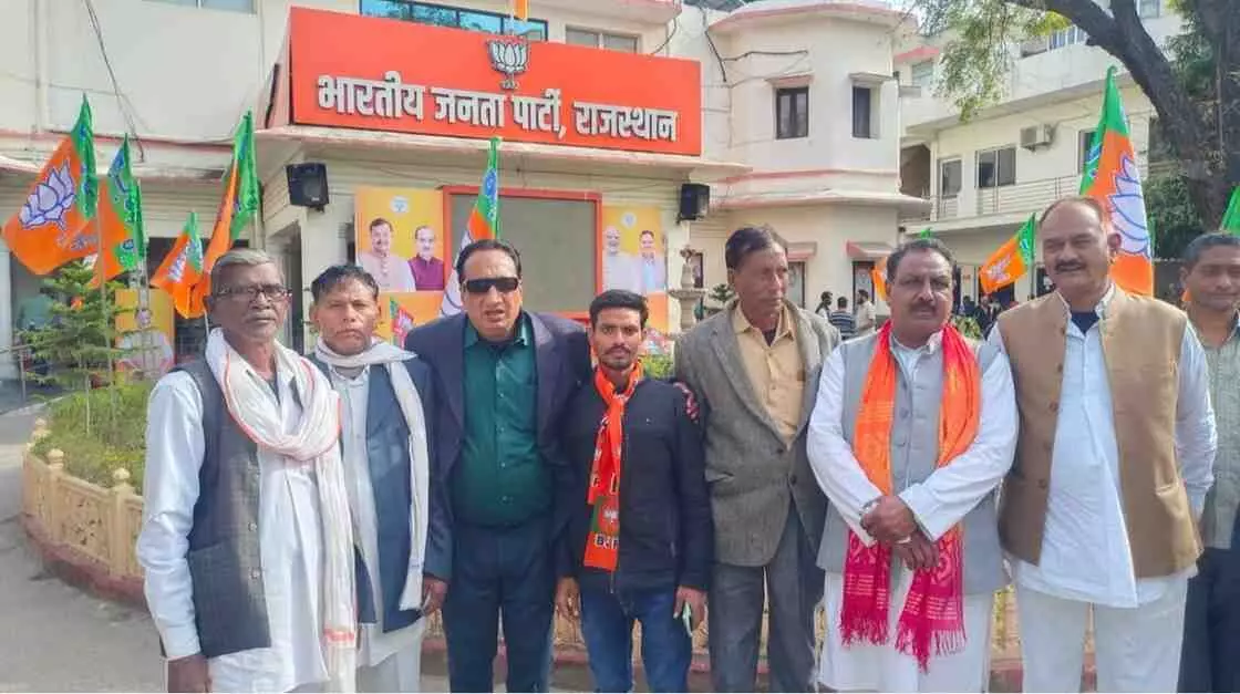 करौली के भाजपाइयों का जयपुर में शक्ति प्रदर्शन: हमीद खान मेवाती ने संभाली अल्पसंख्यक मोर्चा की कमान करौली के भाजपाइयों का जयपुर में शक्ति प्रदर्शन: हमीद खान मेवाती ने संभाली अल्पसंख्यक मोर्चा की कमान
