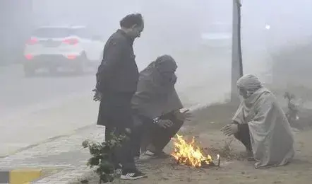 डूंगरपुर में कुदरत का कहर: हाड़ कंपाने वाली शीत लहर ने थामी रफ्तार, घरों में कैद हुए लोग डूंगरपुर में कुदरत का कहर: हाड़ कंपाने वाली शीत लहर ने थामी रफ्तार, घरों में कैद हुए लोग