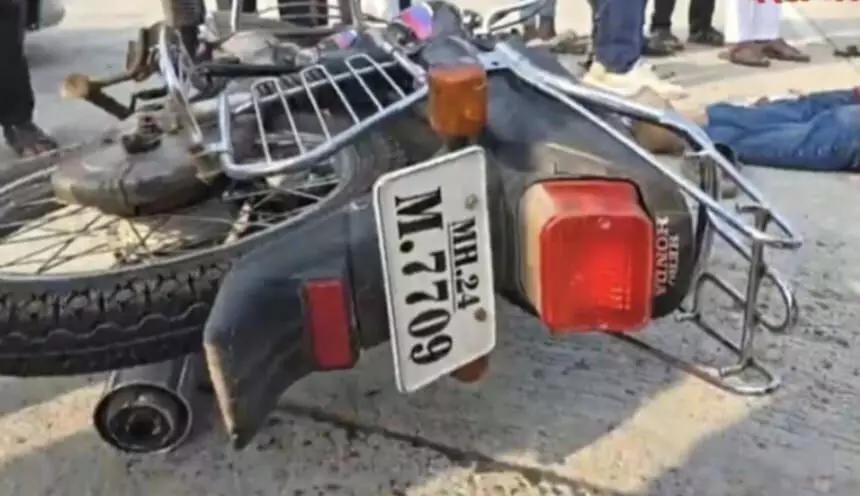 लातूर: मौत का काल बना गन्ने का ट्रैक्टर, ससुर के घर जा रहे युवक की दर्दनाक मौत, पत्नी जिंदगी और मौत के बीच