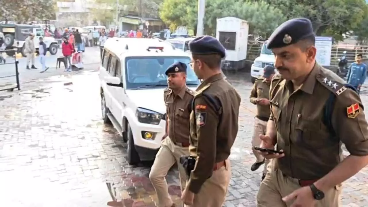 भीलवाड़ा हाईवे पर टकराव: एंटी गैंगस्टर टास्क फोर्स और वांछित अपराधियों के बीच जबरदस्त मुठभेड़, एक बदमाश घायल भीलवाड़ा हाईवे पर टकराव: एंटी गैंगस्टर टास्क फोर्स और वांछित अपराधियों के बीच जबरदस्त मुठभेड़, एक बदमाश घायल