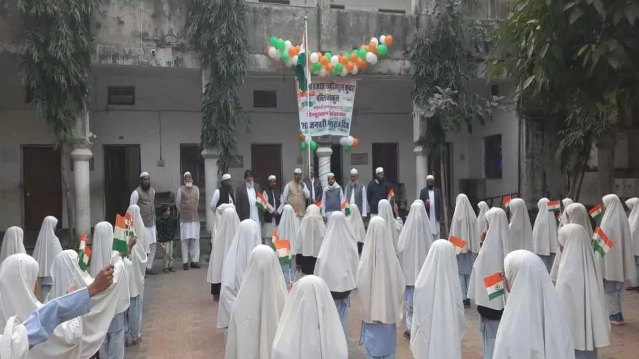 देशभक्ति के रंग में रंगा झालरापाटन: मदरसा ख़दीजतुल कुबरा में शान से लहराया तिरंगा, गुंजायमान हुए राष्ट्रप्रेम के तराने देशभक्ति के रंग में रंगा झालरापाटन: मदरसा ख़दीजतुल कुबरा में शान से लहराया तिरंगा, गुंजायमान हुए राष्ट्रप्रेम के तराने