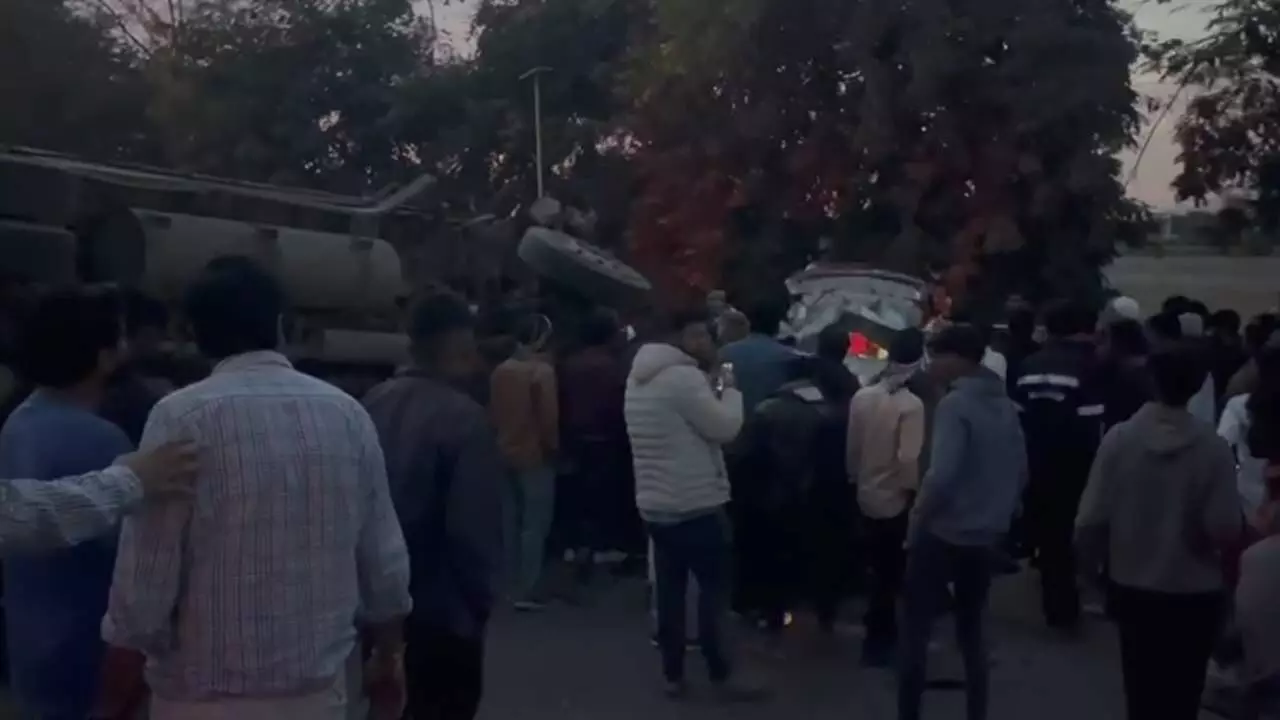 सिरोही-गुजरात बॉर्डर पर खौफनाक मंजर: आबूरोड-पालनपुर हाईवे पर ट्रक ने इनोवा को रौंदा, 7 की दर्दनाक मौत, कार के उड़े परखच्चे सिरोही-गुजरात बॉर्डर पर खौफनाक मंजर: आबूरोड-पालनपुर हाईवे पर ट्रक ने इनोवा को रौंदा, 7 की दर्दनाक मौत, कार के उड़े परखच्चे