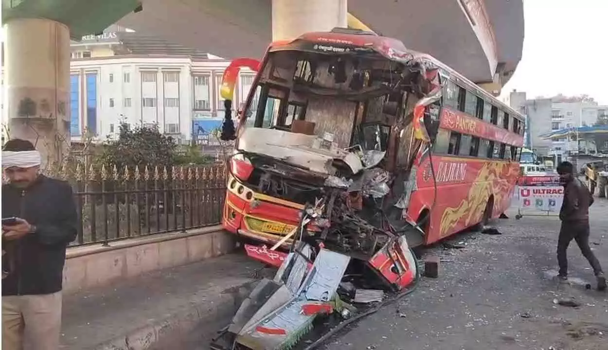 नाथद्वारा: अनियंत्रित ट्रेवल्स बस ने रोडवेज को मारी भीषण टक्कर; चाय विक्रेता की दर्दनाक मौत, 17 यात्री घायल नाथद्वारा: अनियंत्रित ट्रेवल्स बस ने रोडवेज को मारी भीषण टक्कर; चाय विक्रेता की दर्दनाक मौत, 17 यात्री घायल