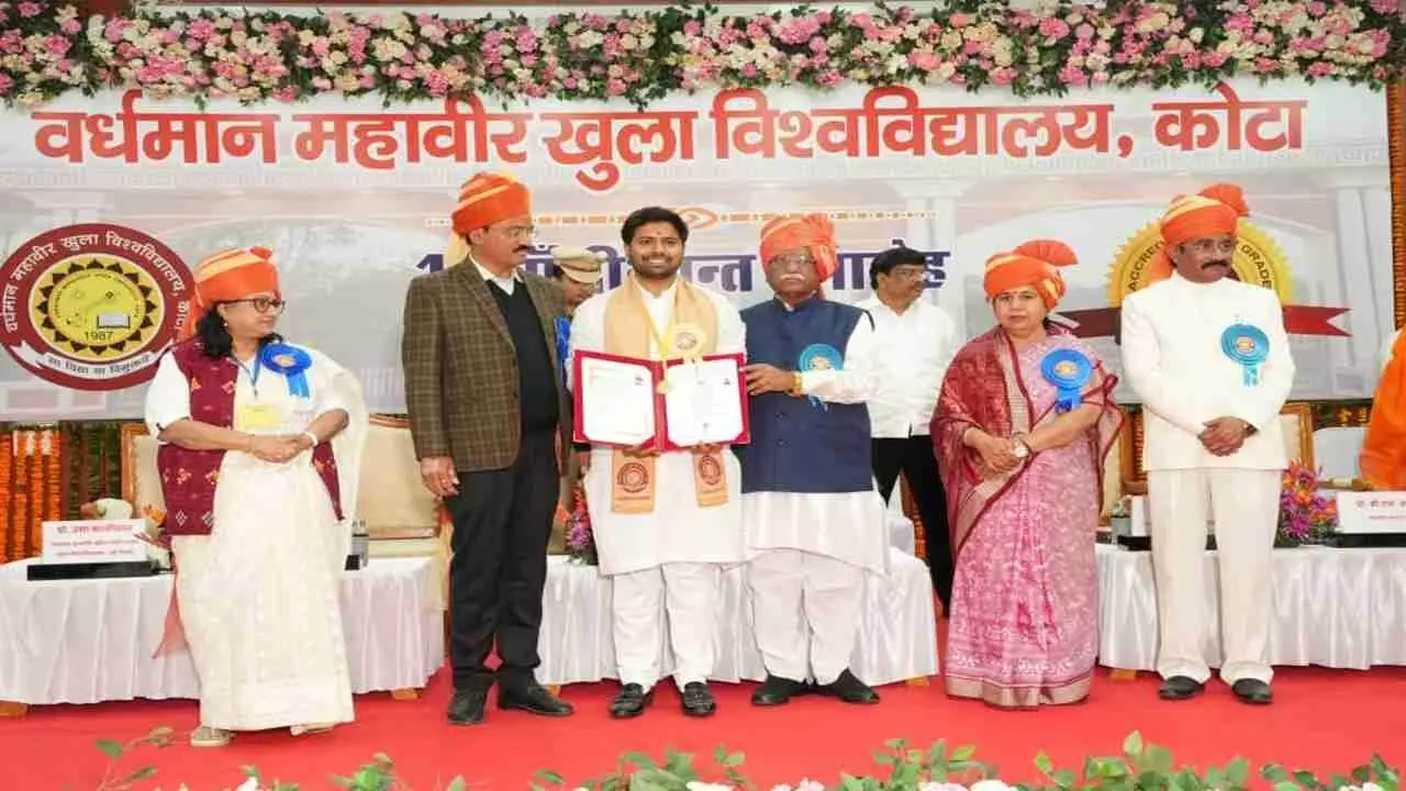 गौरव का क्षण: बारां के मोंटी ने कोटा में रचा इतिहास, राज्यपाल के हाथों स्वर्ण पदक से हुए सम्मानित; शिक्षा के क्षेत्र में लहराया परचम गौरव का क्षण: बारां के मोंटी ने कोटा में रचा इतिहास, राज्यपाल के हाथों स्वर्ण पदक से हुए सम्मानित; शिक्षा के क्षेत्र में लहराया परचम