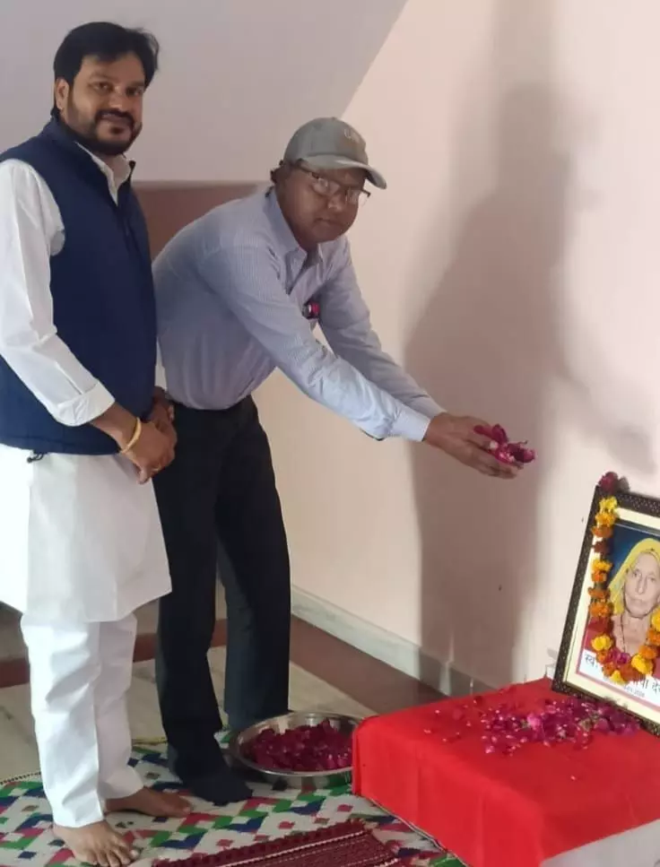 Late Dhapa Devi was given a final farewell at a tribute meeting in Jeewali, attended by eminent citizens. Late Dhapa Devi was given a final farewell at a tribute meeting in Jeewali, attended by eminent citizens.