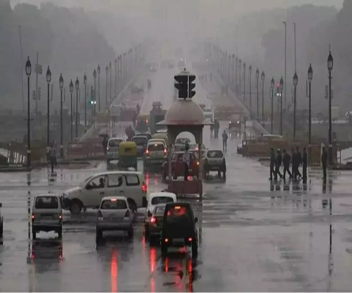 Weather yellow alert in the capital: Delhis air turns toxic amid drizzle and fog