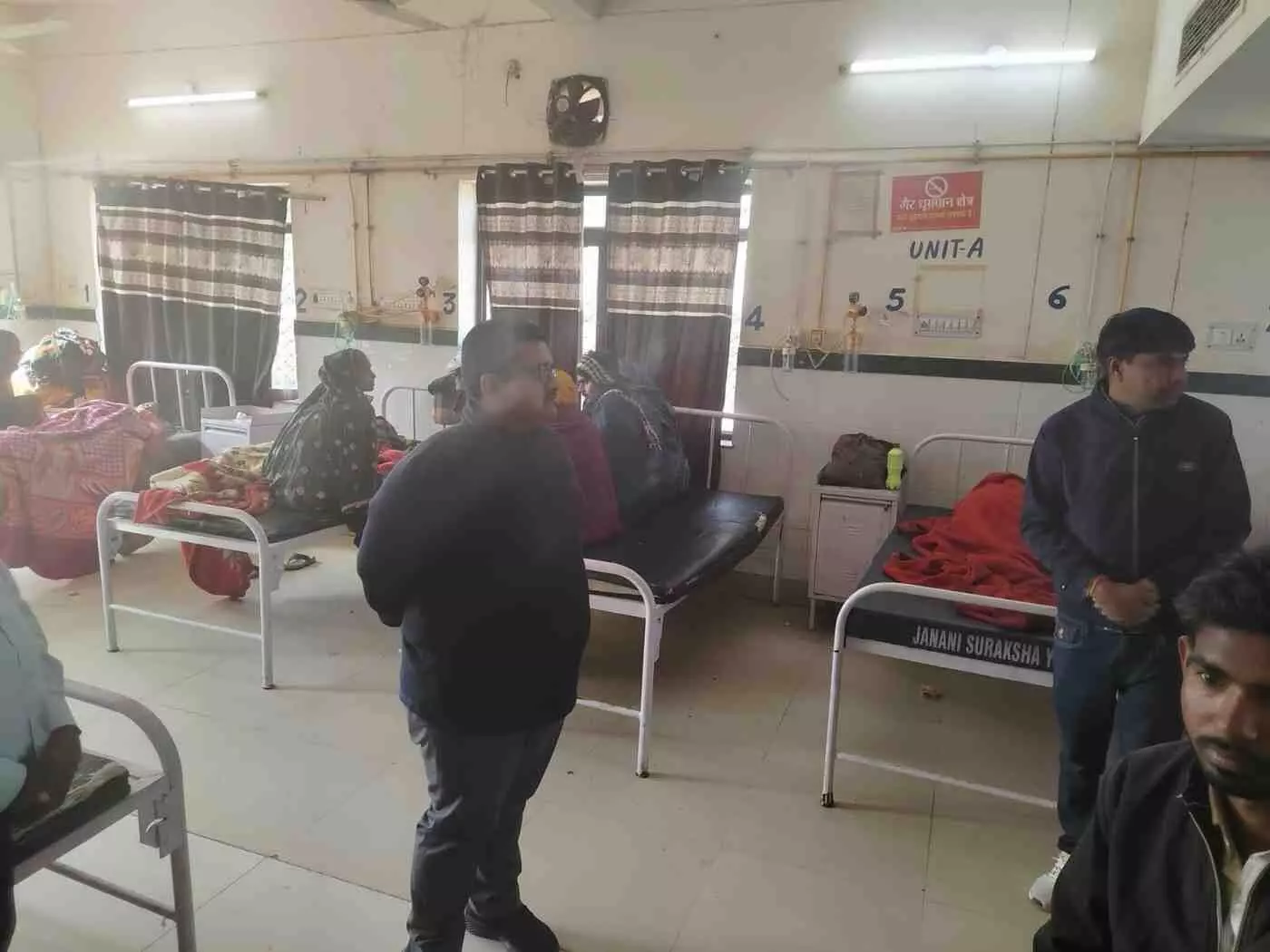 करौली में चिकित्सा व्यवस्थाओं पर कलेक्टर का कड़ा प्रहार: अस्पताल में औचक निरीक्षण से मचा हड़कंप करौली में चिकित्सा व्यवस्थाओं पर कलेक्टर का कड़ा प्रहार: अस्पताल में औचक निरीक्षण से मचा हड़कंप